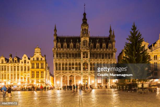 the grand place, the city of brussels museum - grand place brussels fotografías e imágenes de stock