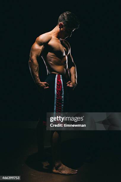 強い男性アスリート全身のポートレート - fitness male black background full body ストックフォトと画像