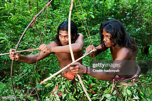 vedda personen, sri lanka - hunting arrow stock-fotos und bilder