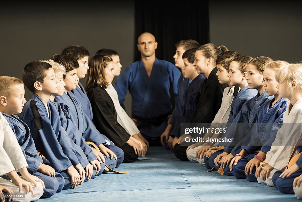 Grupo de criança em karate de treino.