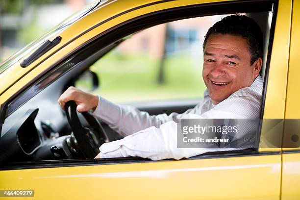 feliz taxista - taxi amarillo fotografías e imágenes de stock