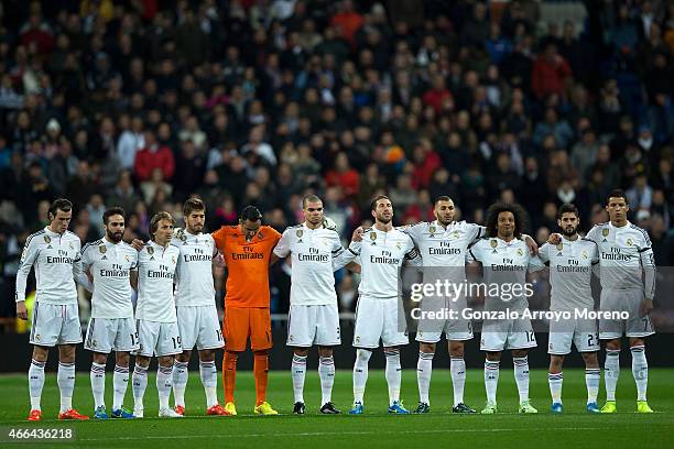 Real Madrid team observe a one minute's silence in memory of ex Real Madrid goalkeeper Antonio Betancort prior to start the La Liga match between...