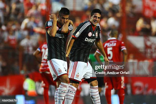 Carlos Auzqui of Estudiantes celebrates with his teammates after scoring the second goal of his team during a match between Argentinos Juniors and...
