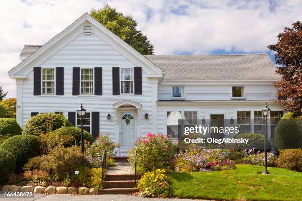 di lusso del new england, chatham, cape cod, massachusetts. blu cielo. - cape cod style house foto e immagini stock