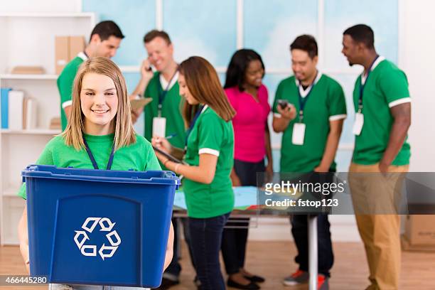 helfende hände!  die freiwilligen recycling-kampagne arbeiten zu organisieren. - bucket stock-fotos und bilder