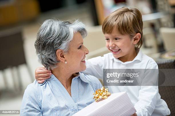 rapaz dando um presente para a avó - boy gift imagens e fotografias de stock