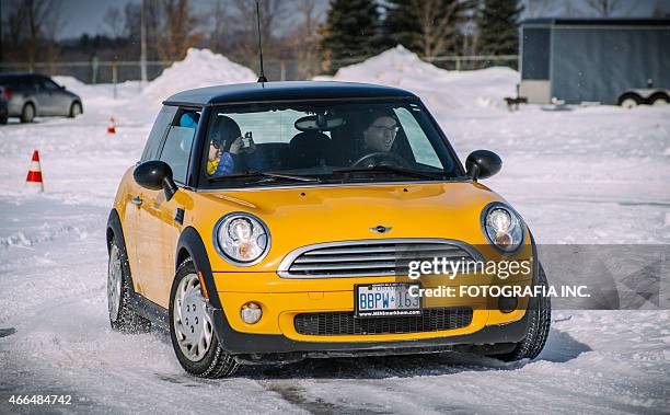 winter mini cooper evento - woman looking through ice foto e immagini stock