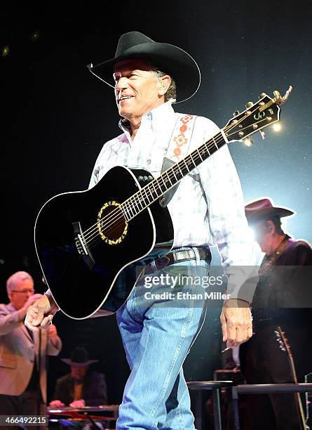 George Strait Riding 591 George Strait The Cowboy Rides Away Tour Stock Photos, High-Res ...