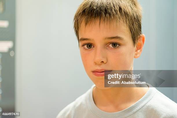 ポートレートを置く哀愁漂う 11 歳の少年、灰色の壁、ヨーロッパ - 12 13 years ストックフォトと画像