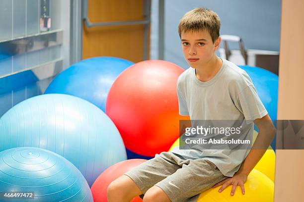 onze anos velho menino em bolas de exercício, pavilhão desportivo, a europa - 13 years old imagens e fotografias de stock