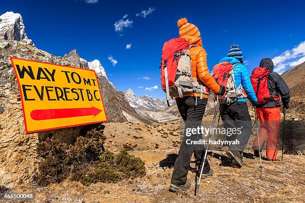 gruppe von wanderern auf dem weg zum mount everest base camp - nepal trekking stock-fotos und bilder
