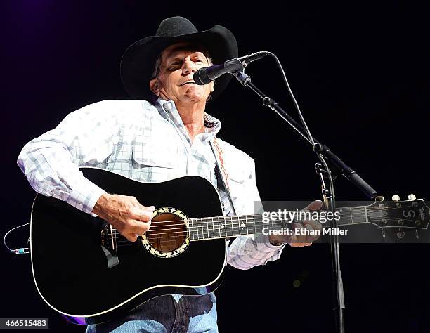 George Strait Riding 591 George Strait The Cowboy Rides Away Tour Stock Photos, High-Res ...