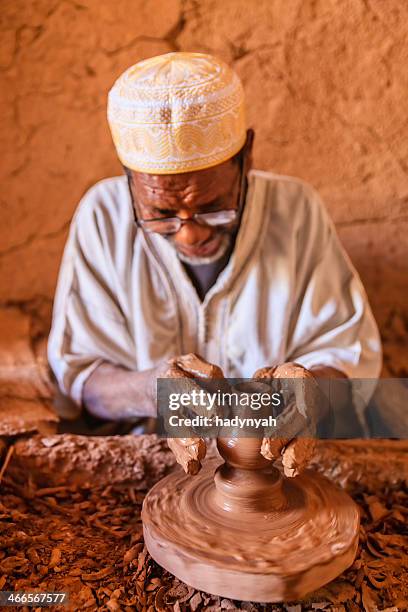 marroquí potter en su taller de trabajo - cultura marroquí fotografías e imágenes de stock