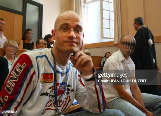 Frédéric Bourdin, 31 ans, un usurpateur multirécidiviste d'identités, attend dans une salle d'audience du palais de justice de Pau, le 15 septembre...