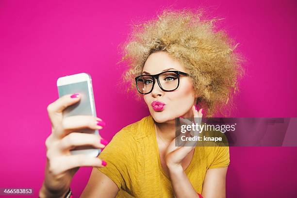 donna in occhiali prendendo un selfie - blonde woman selfie foto e immagini stock