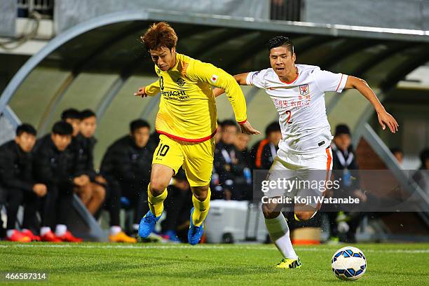 Yuki Otsu of Kashiwa Reysol and Zhao ingjian of Shandong Luneng FC compete for the ball during the AFC Champions League Group E match between Kashiwa...