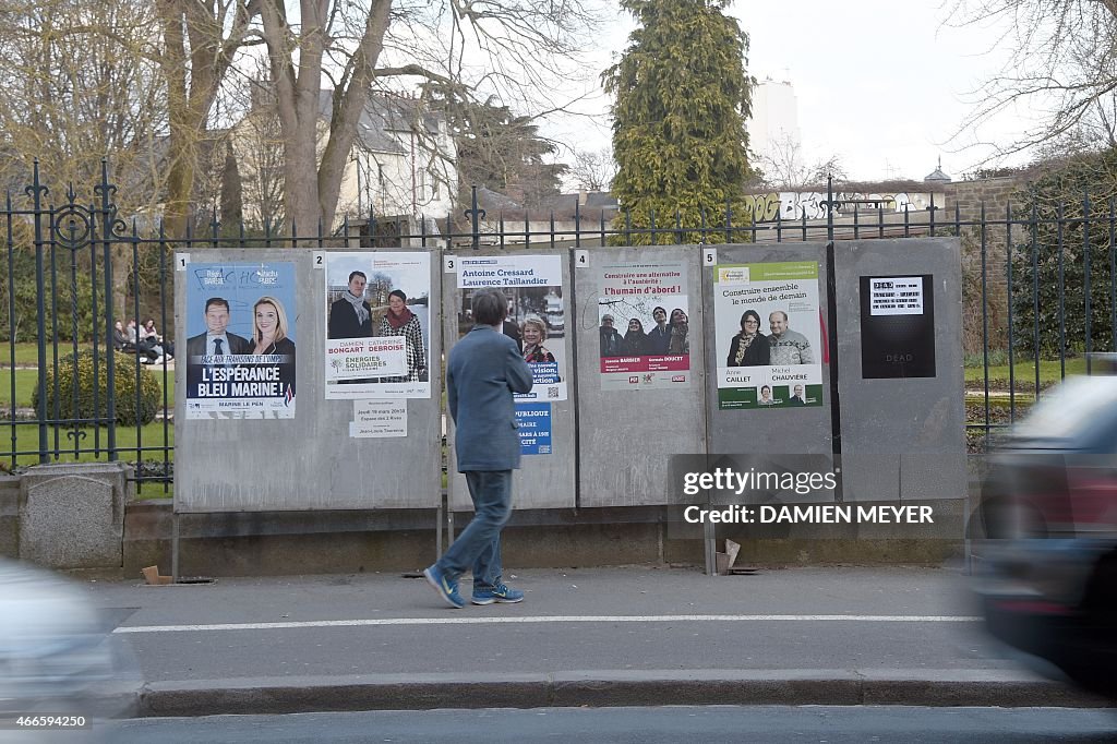 FRANCE-VOTE-DEPARTEMENTALES-POSTERS