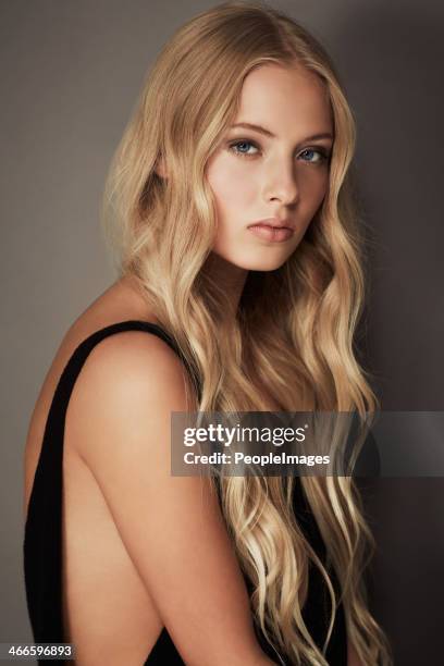 place your hair advertisement here - blond model long hair 個照片及圖片檔