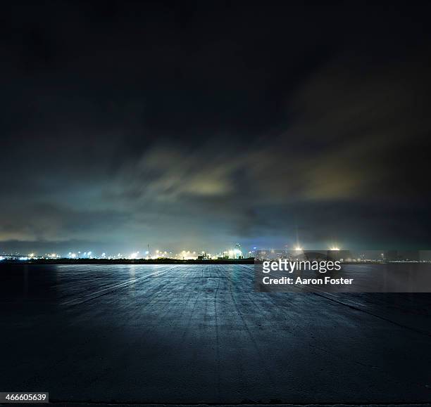 docks at night - dunkel stock-fotos und bilder