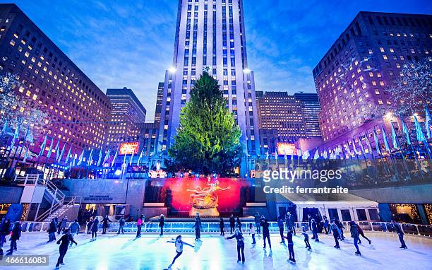 christmas at rockefeller center new york - christmas newyork stockfoto's en -beelden