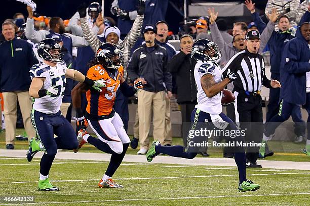 Wide receiver Percy Harvin of the Seattle Seahawks runs 87-yards to score a touchdown against the Denver Broncos in the third quarter during Super...