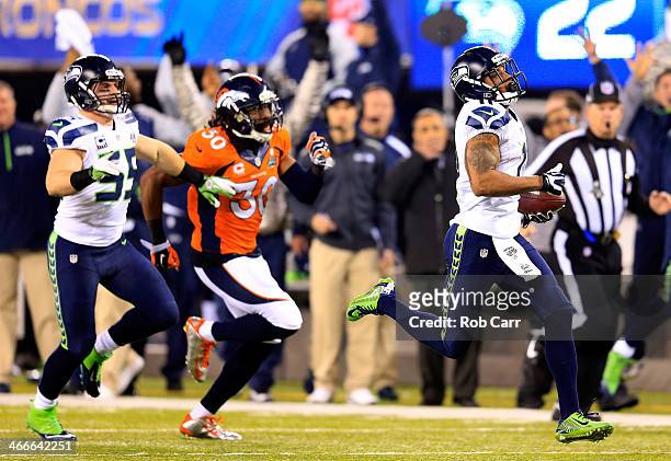 Wide receiver Percy Harvin of the Seattle Seahawks runs 87-yards to score a touchdown against the Denver Broncos in the third quarter during Super...