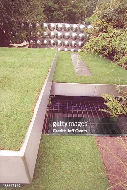 The inspirational garden design show, presented by Diarmuid GAVIN. Inspired by Frank Lloyd Wrights 'Fallingwater' house, Diarmuid GAVIN creates a...