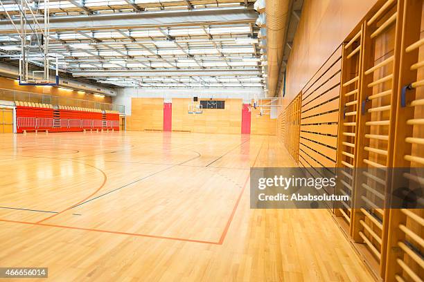 große leere sports hall, basketballplatz, metall dach, europa - sporthalle stock-fotos und bilder