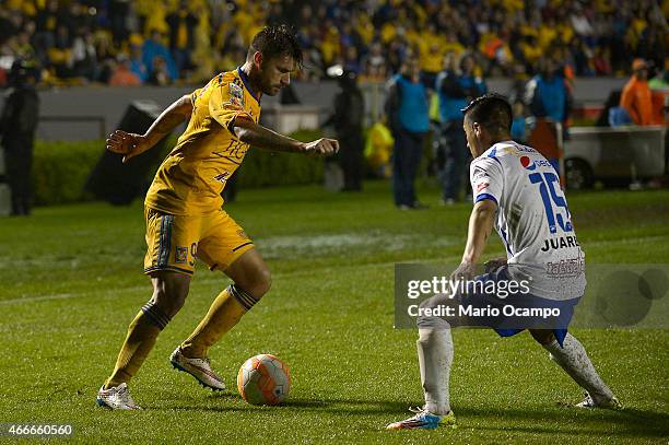 Rafael Sobis of Tigres tries to dribble Ariel Juarez of San Jose Oruro during a group 6 match between Tigres UANL and San Jose Oruro as part of round...