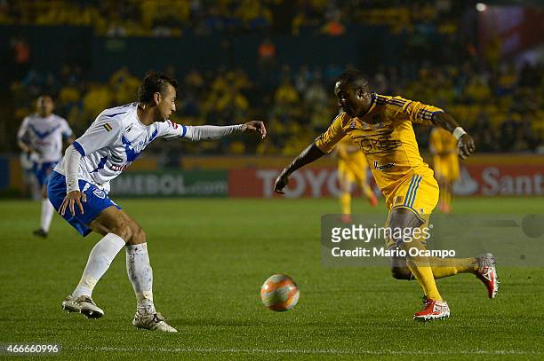 Joffre Guerron of Tigres challenges Arnaldo Vera of San Jose Oruro during a group 6 match between Tigres UANL and San Jose Oruro as part of round 4...