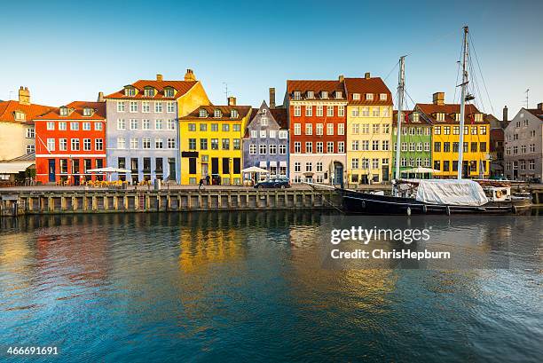 nyhavn, copenhagen, denmark - copenhagen nyhavn stock pictures, royalty-free photos & images