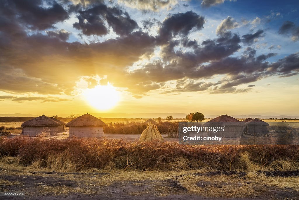 Aldeia Maasai ao pôr do sol-Parque nacional de Tarangire