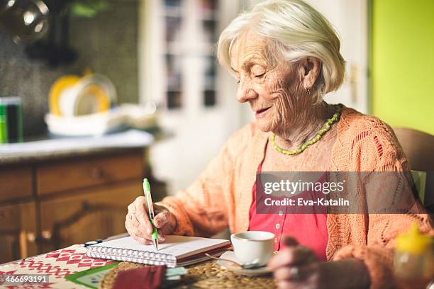 mulher idosa finanças em sua cozinha cálculo - retirement plan imagens e fotografias de stock