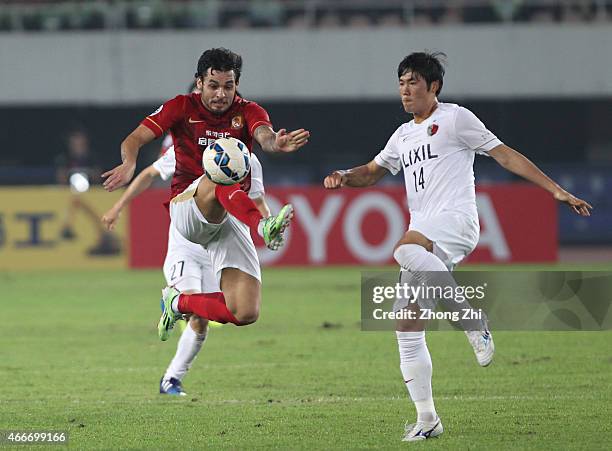 Goulart Pereira of Guangzhou evergrande competes the ball with Hwang Seokho of Kashima Antlers during the AFC Asian Champions League Group H match...