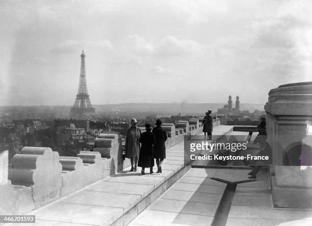 Tourists on top of the Arc de Triomphe, in July 1929 in Paris, France.
