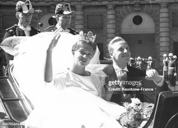 Princess Birgitta and Prince Johann of Hohenzollern in a carriage driving through town after their wedding ceremony on May 25, 1961 in Stockholm,...