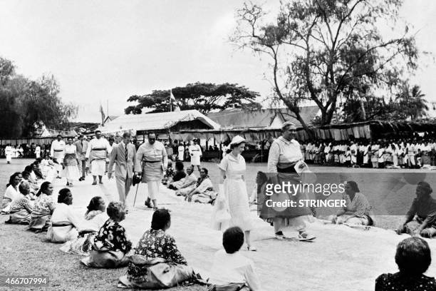 Photo taken on December 29, 1953 in Nukualofa shows Britain's Queen Elizabeth II and Salote, Queen of Tonga, protected state under a Treaty of...