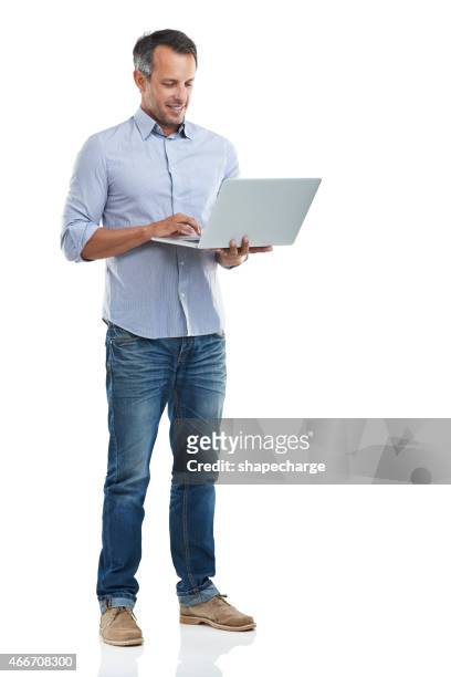 verbindung überall - laptop on white background stock-fotos und bilder