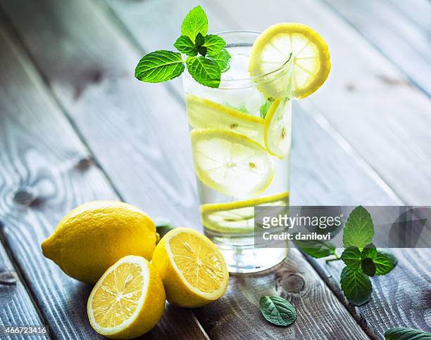 acqua fresca con limone e menta - glass water foto e immagini stock