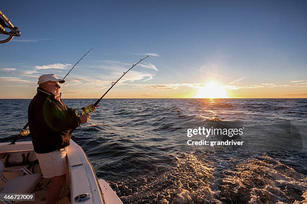 homem idoso pesca - pescador imagens e fotografias de stock