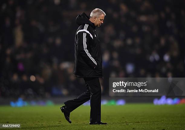 Kit Symons manager of Fulham looks despondetn at half time during the Sky Bet Championship match between Fulham and Leeds United at Craven Cottage on...