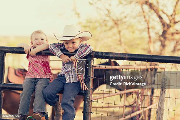 amour de pays - young boy and girl in love photos et images de collection