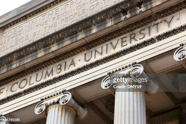 columbia university inschrift auf low-bibliothek fassade - columbia university stock-fotos und bilder