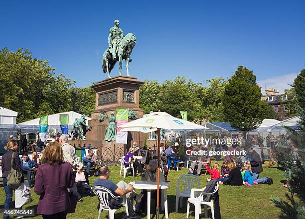 menschen entspannen im edinburgh international book festival - edinburgh international book festival stock-fotos und bilder