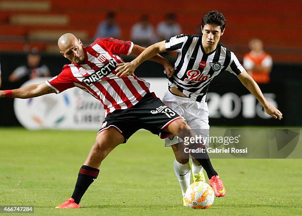 Matias Aguirregaray of Estudiantes fights for the ball with Oscar Ruiz of Libertad during a match between Estudiantes and Libertad as part of Copa...