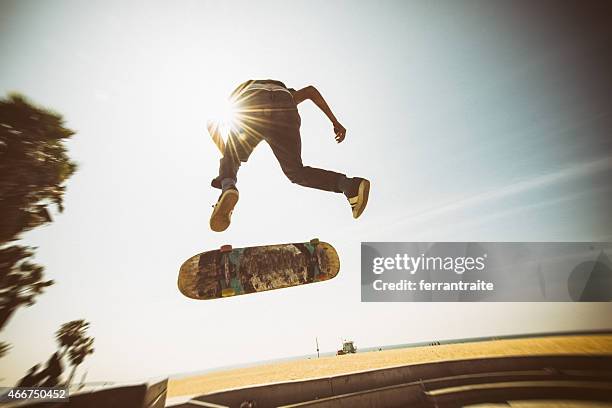 teenager skateboarding venice beach-skatepark in los angeles - boy throwing stock-fotos und bilder