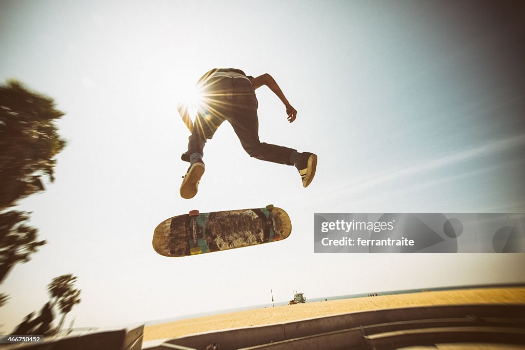 Adolescente lo skateboard Venice Beach Skatepark a Los Angeles