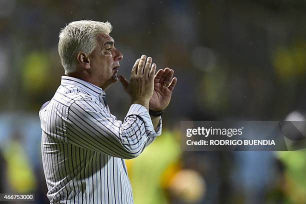 Emelec's coach Omar De Felippe gestures during their Copa Libertadores football match against Internacional at Jocay stadium in Manta, Ecuador, on...