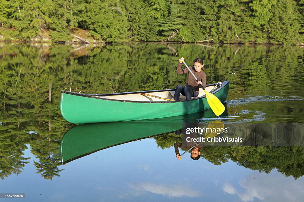 Junges Mädchen Paddeln einem Kanu auf einem See