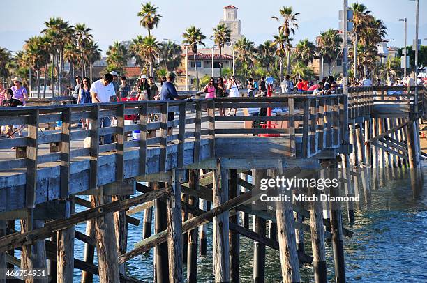 balboa pier with tourists - newport beach stock-fotos und bilder